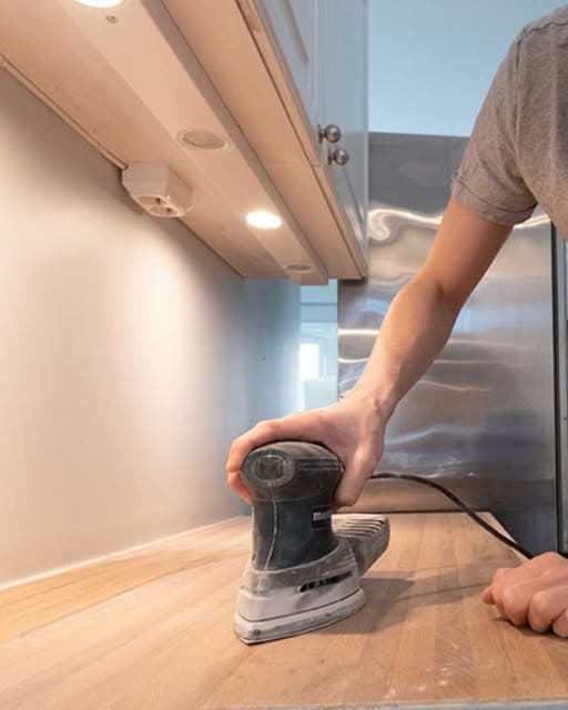 En sliten kjøkkenbenk fikk nytt liv etter sliping.